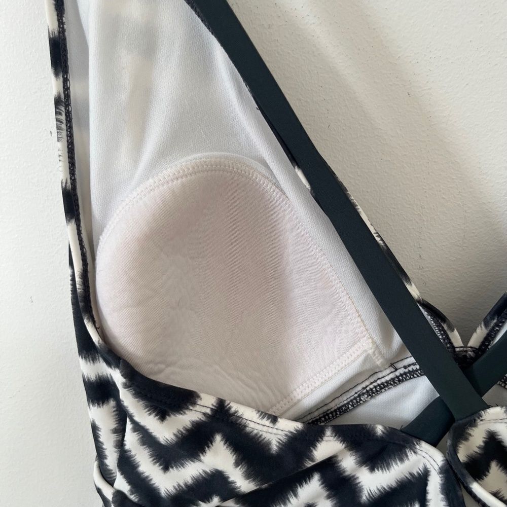 Liz Lange Maternity Chevron One Piece Swimsuit XL Gray White Babymoon Swim - Picture 9 of 12